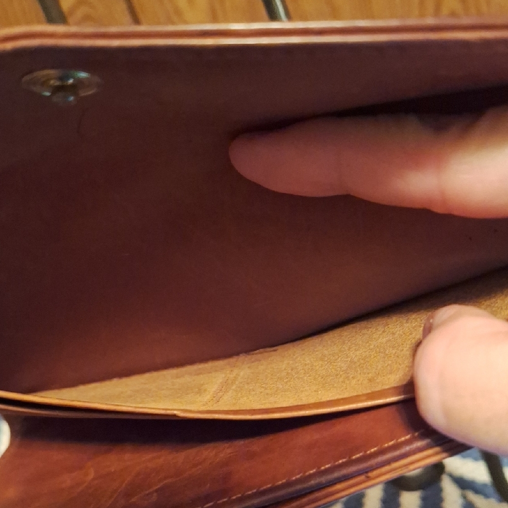 Vintage COACH Leather Wallet with Flap Closure and Smooth Finish - Picture 4 of 11